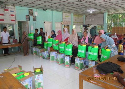 Pembagian Alat Semprot Untuk Meningkatkan Perekonomian Masyarakat Dibidang Pertanian