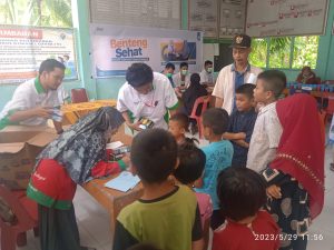 Majelis Telkomse Taqwa (MTT) Menggelar Pembagian Makanan Tambahan kepada seluruh anak-anak Desa Seriwau