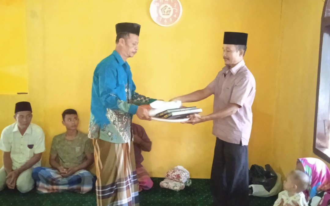 Mesjid BAITURRAHMAN Turedowi Menerima Bantuan 3 Pasang Mukena dan 2 buah Sarung
